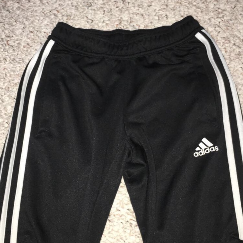 Adidas sweatpants🖤